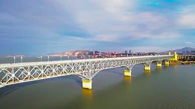 4K航拍南京地标景区南京长江大桥视频的预览图